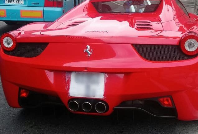 Ferrari con matrícula de papel / Fuente: Twitter @PoliciaLPA