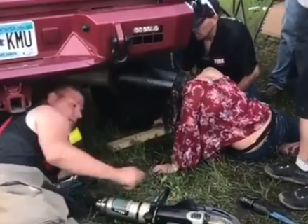 mujer se atora en el escape de una camioneta / Fuente: Facebook @Billy Little