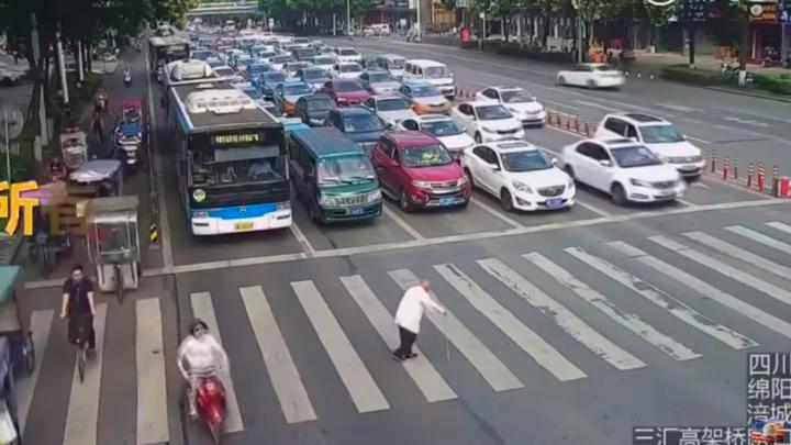 policia carga anciano para cruzar la calle
