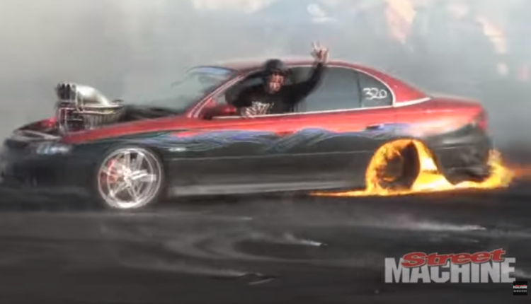 drift incendia parte trasera de auto/ Fuente: Youtube @Street Machine TV