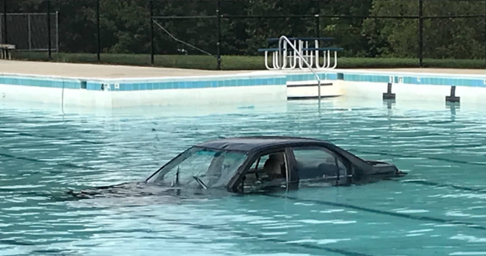 auto en la piscina
