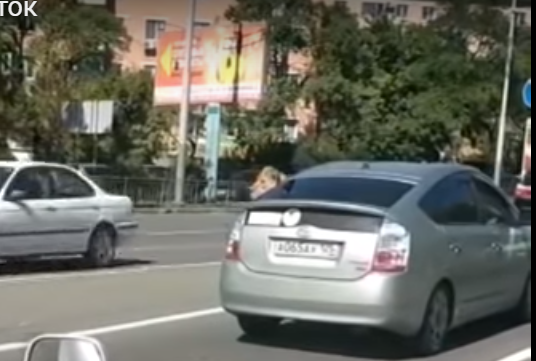 leon pasea en auto en rusia