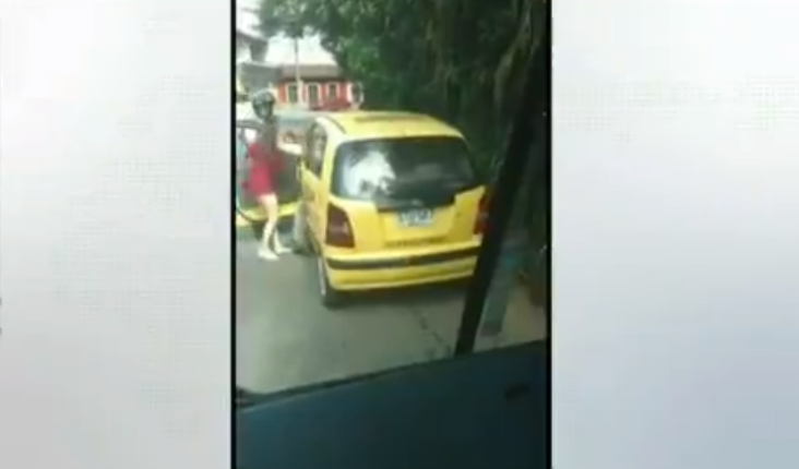 mujer es golpeada por taxista