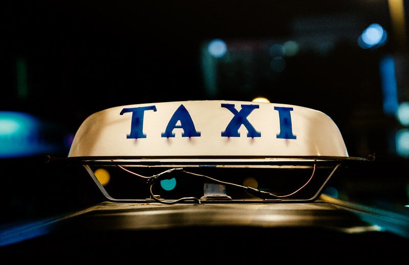 taxista se pone mascarilla facial / Fuente: @Pexels / Imagen ilustrativa