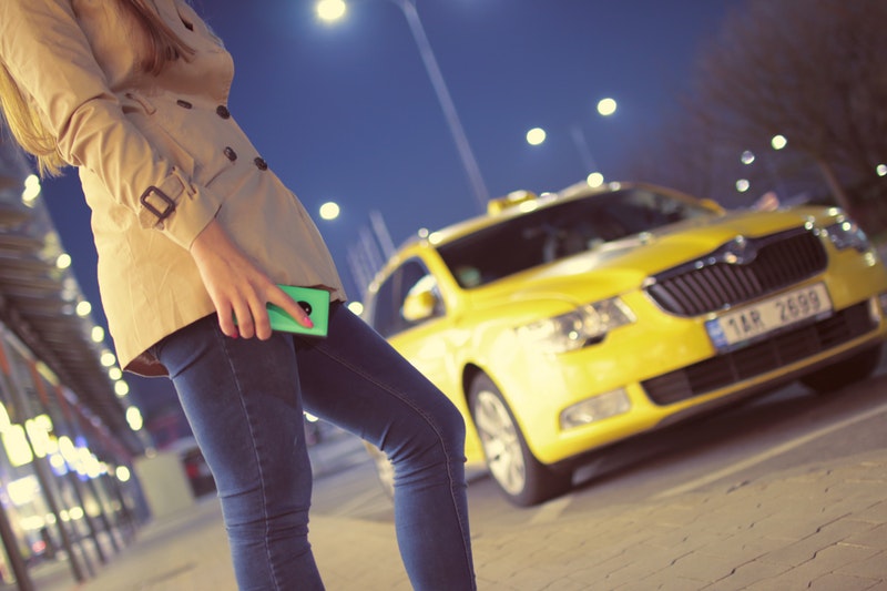 taxista arrastra a mujer/ Imagen ilustrativa/ Fuente: @Pexels, autos más buscados por mujeres