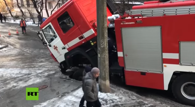 Tierra se traga coche de bomberos en medio de una emergencia