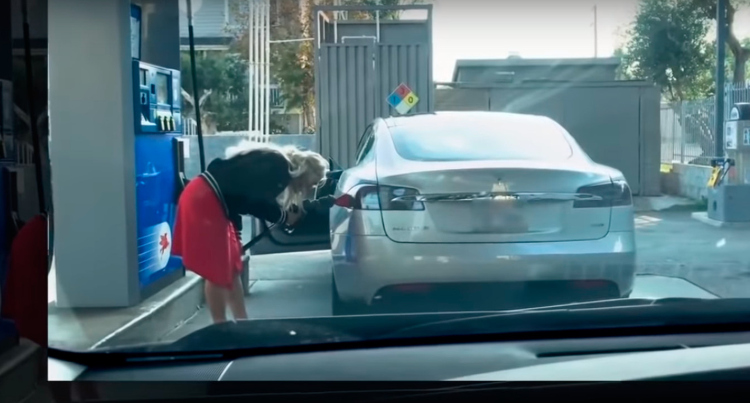 Mujer quería echarle gasolina a auto eléctrico y esto pasó