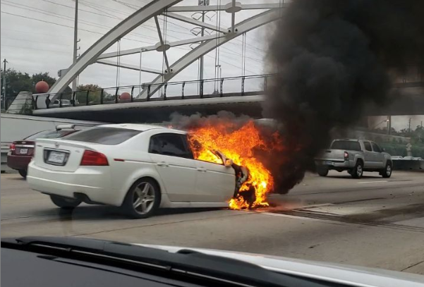 Rescatan a conductor atrapado en un auto en llamas