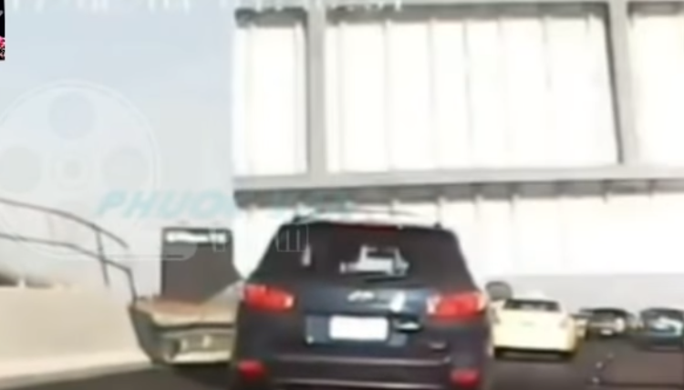 anuncio cae encima de un auto