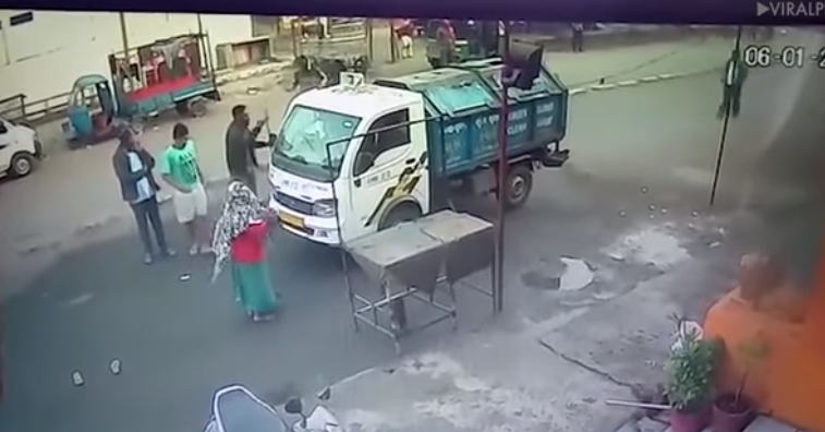 camion arrolla a una mujer