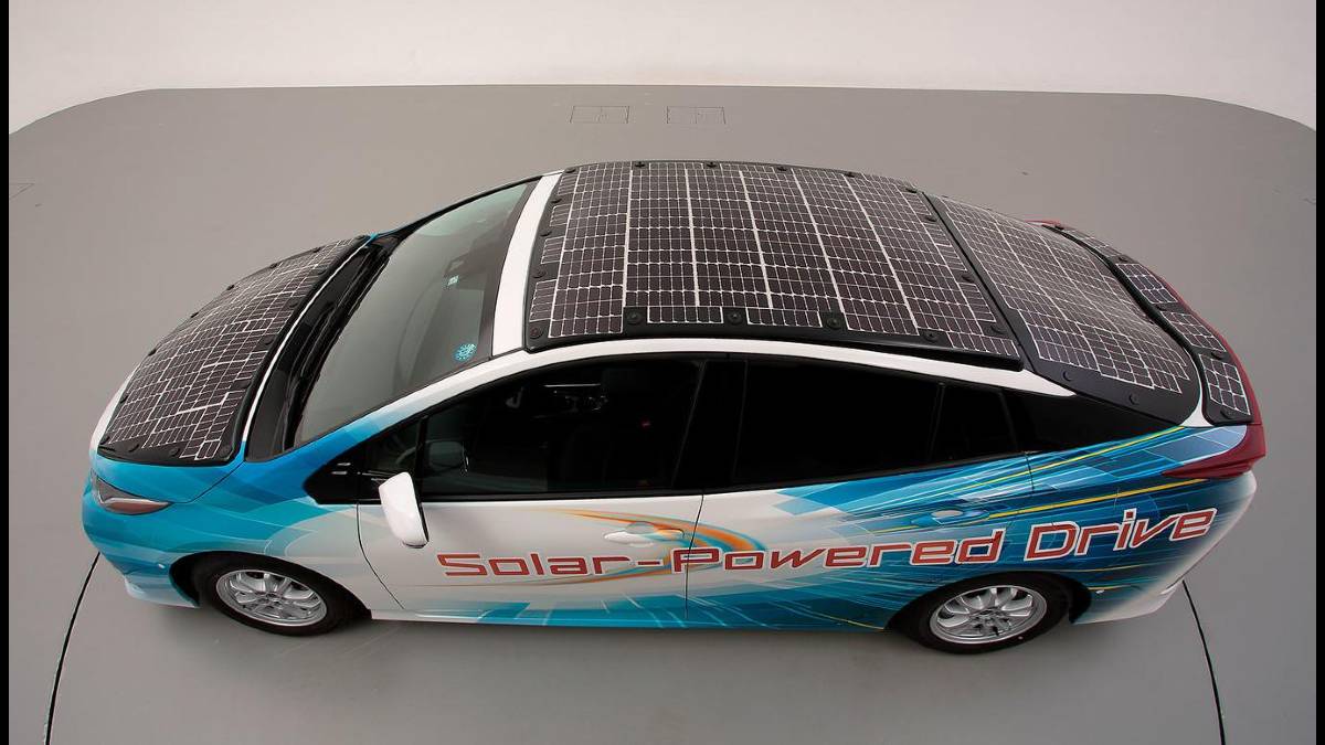 Toyota busca un auto que funcione para siempre; incorporará paneles solares