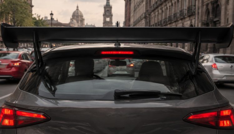 Los alerones pueden darle un aspecto deportivo a los autos, pero su instalación debe respetar las normas de tránsito.